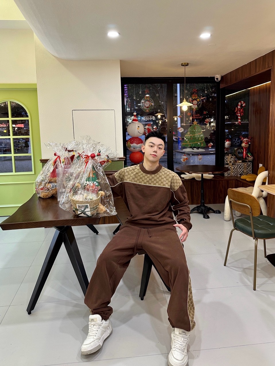 2025 FW 신상 구찌 남성 프리미엄급 맨투맨+조거팬츠 셋트(매장판)