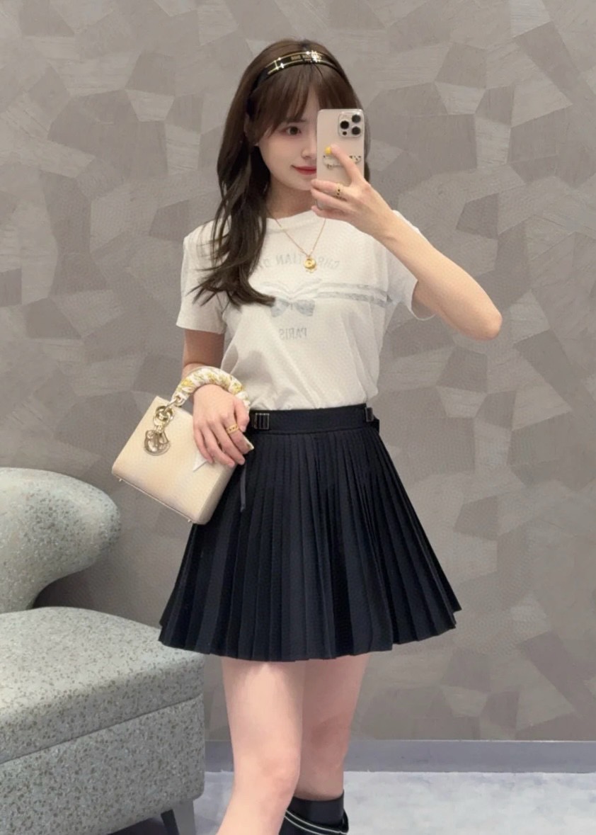 안쪽에 반대로 프린팅하여 앞쪽으로 로고가 비치게 되는 모티브 프린팅 제품입니다