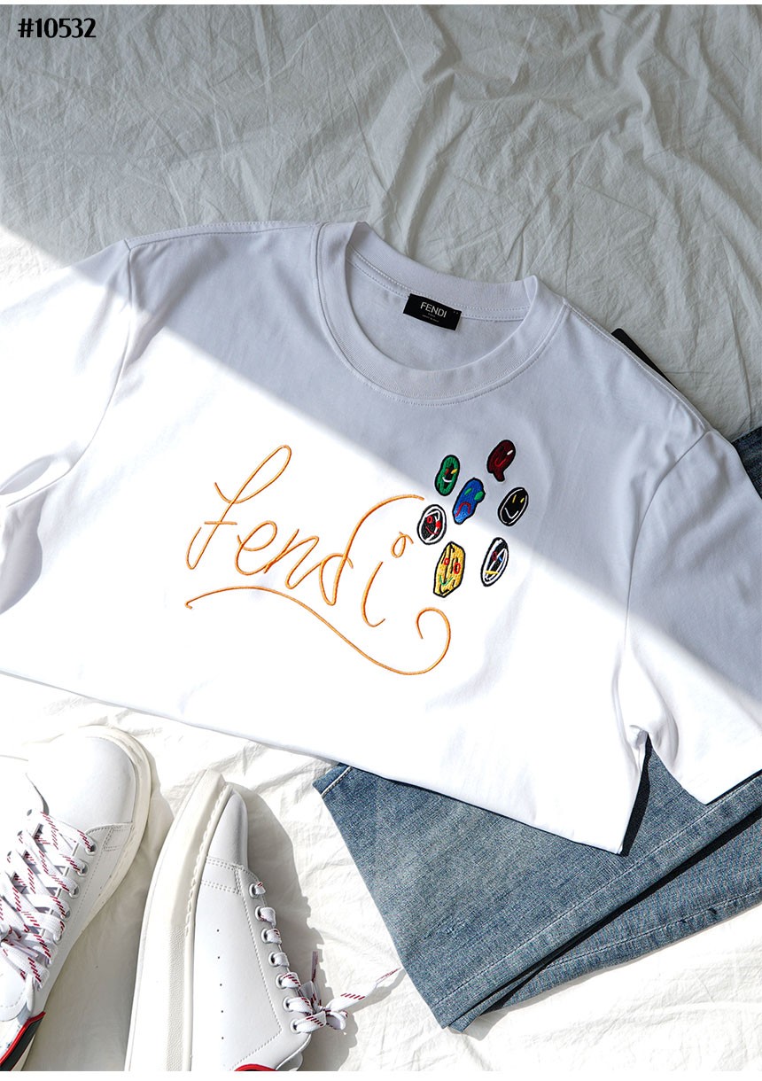 [FENDI] 팬디 수입 남성 노엘 필딩 로고자수 반팔티셔츠