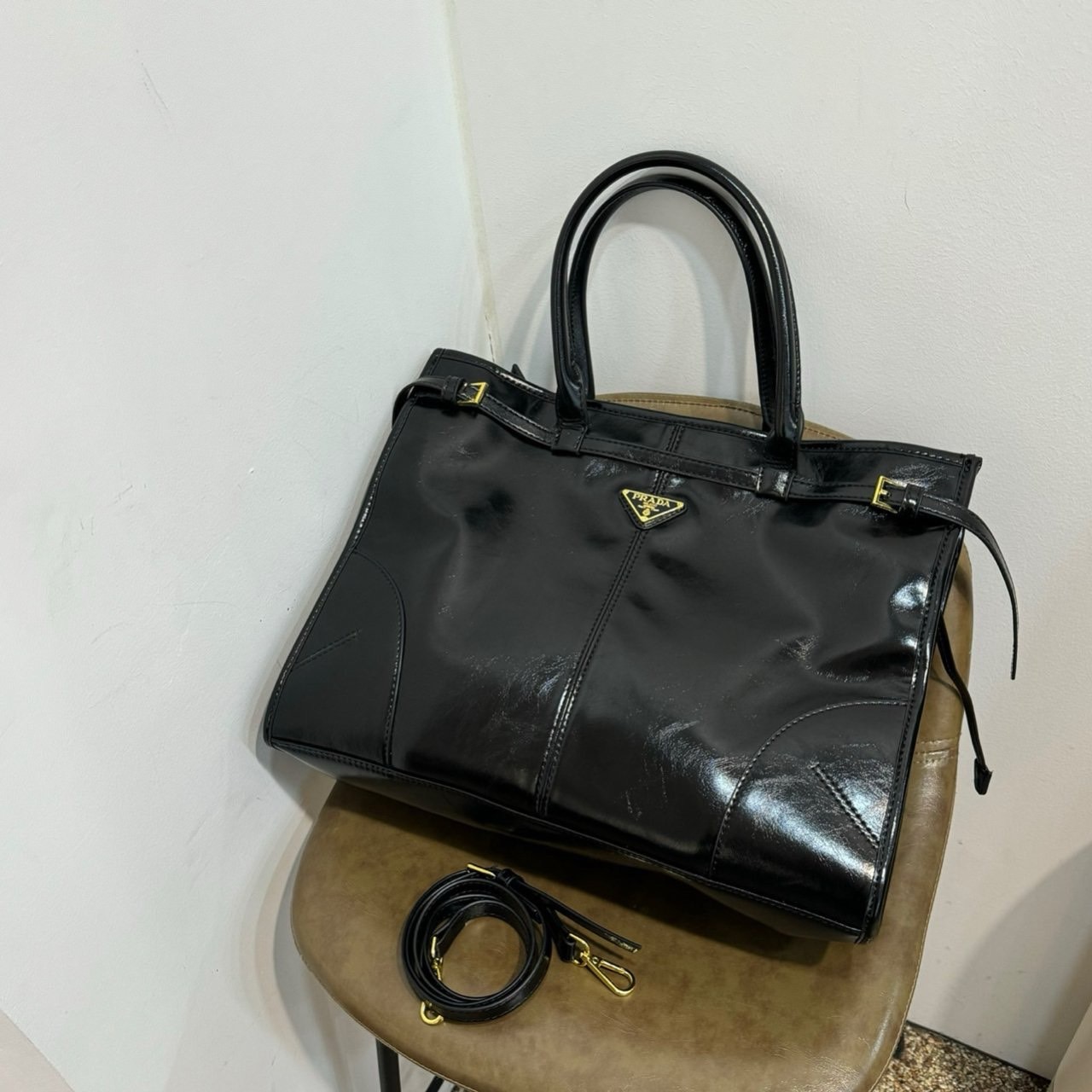 프라다 라지 가죽 핸드백