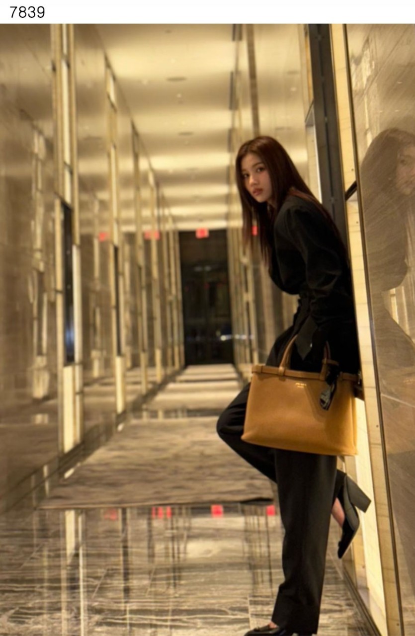 [PRADA] 수입프리미엄급 프라다 버클 미디움 가죽 핸드백