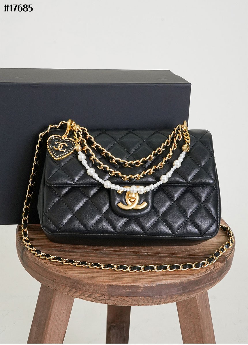 [CHANEL] 샤넬 미니 플랩백 샤이니 램스킨 이미테이션 펄 & 골드메탈 블랙