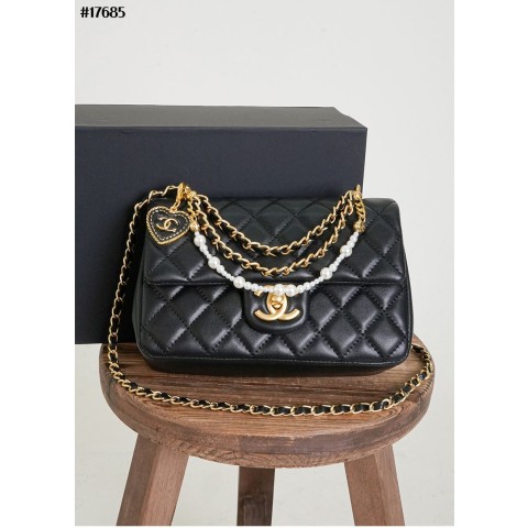 [CHANEL] 샤넬 미니 플랩백 샤이니 램스킨 이미테이션 펄 & 골드메탈 블랙