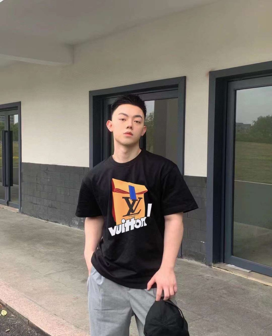 루VVV 컬렉션 쇼핑백 디자인 반팔티